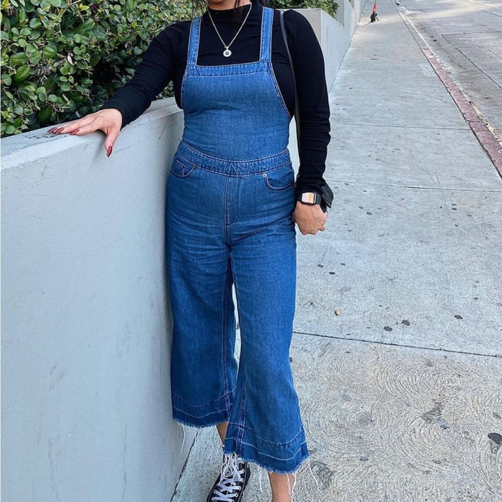 Cropped fashionable overalls